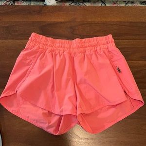 Lululemon tracker v shorts in coral size 8